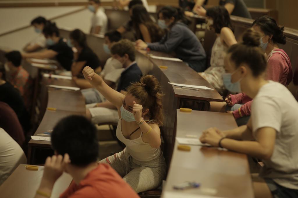 Les étudiants sont examinés dans le Selectividad 2020 dans le Complutense.
