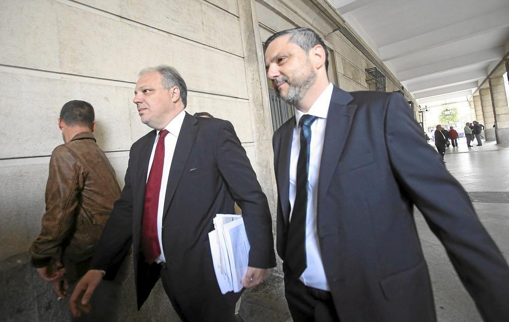 L'ancien directeur de Mercasevilla, Fernando Mellet, avec son avocat devant les tribunaux de Séville.