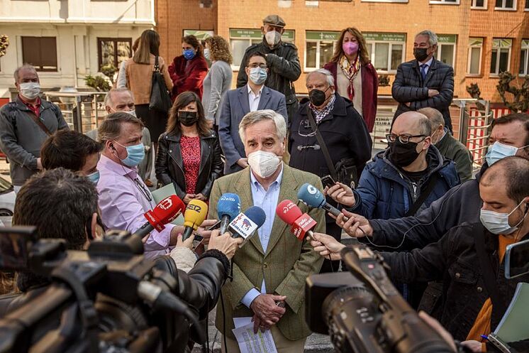 Luis Eguiluz présente sa candidature aux médias accompagnés
