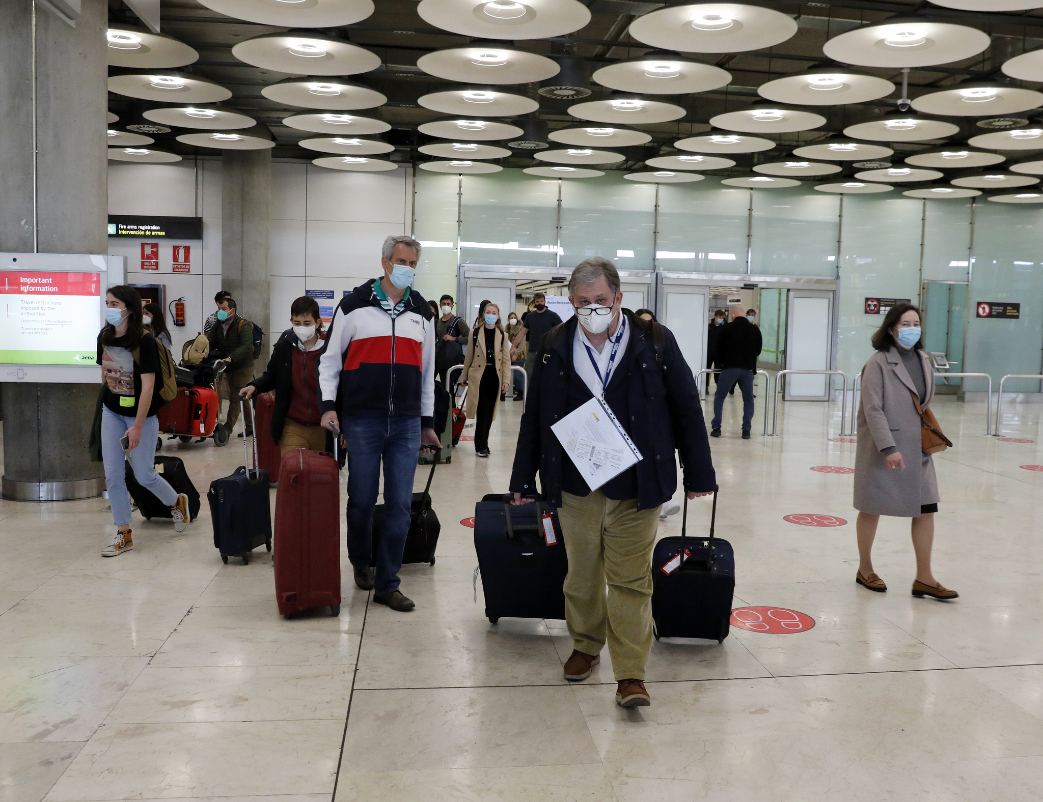 Les passagers arrivent à l'aéroport de Madrid-Barajas.