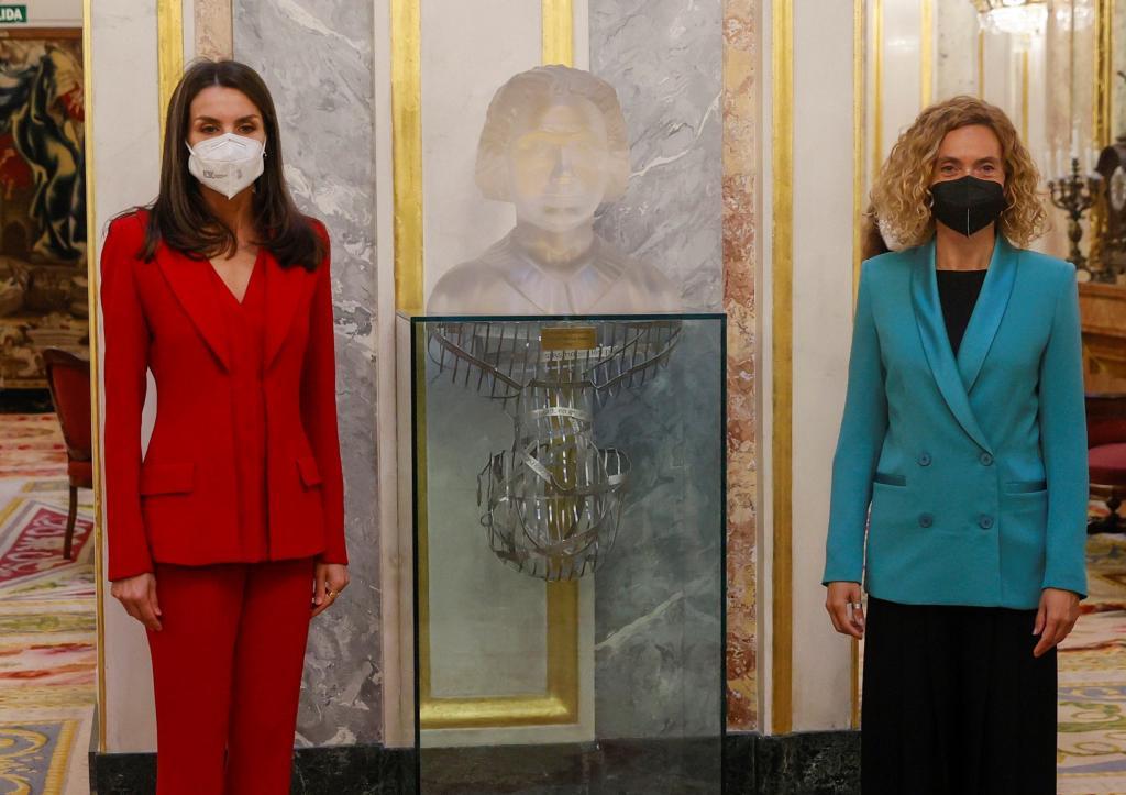 La reine Letizia et le président du Congrès, Meritxell Batet, posent à côté d'un buste de Clara Campoamor.