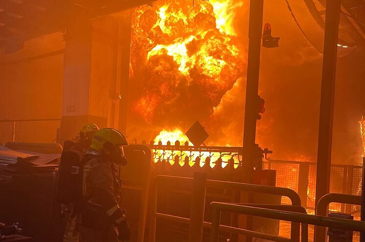 Les pompiers devant l'incendie industriel d'Alicante