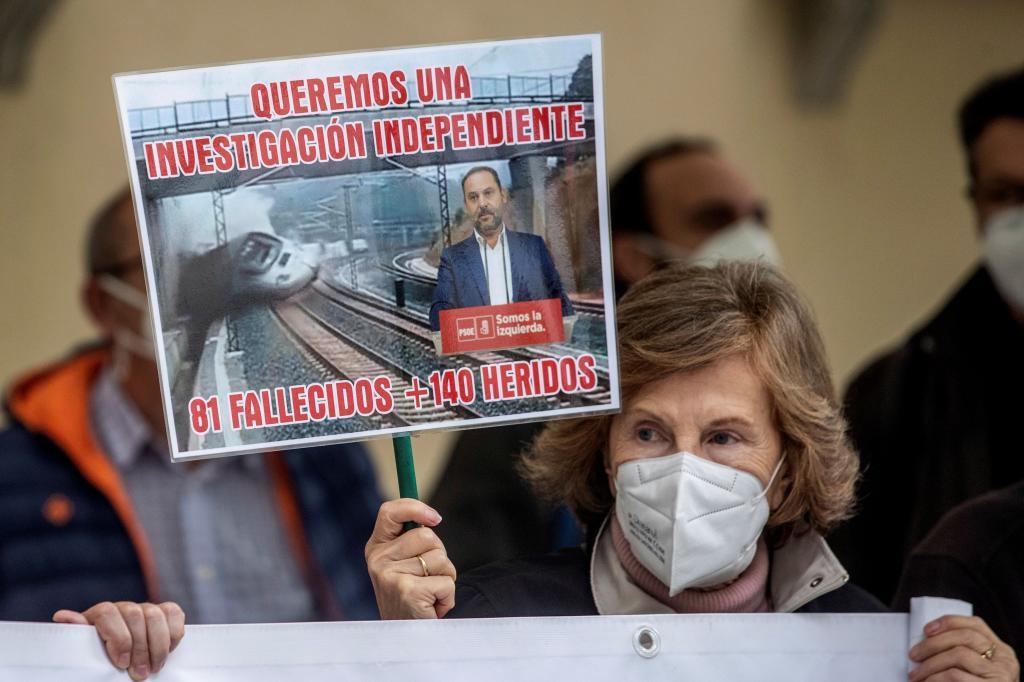 Une femme tient une bannière à la porte de la Cour suprême de Madrid dans une manifestation de l'Asociaci