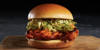 Nathan&rsquo;s Famous ajoute au menu sandwich au poulet trempé à la main, de nouveaux ajouts comprennent des cuisses de poulet désossées et sans peau