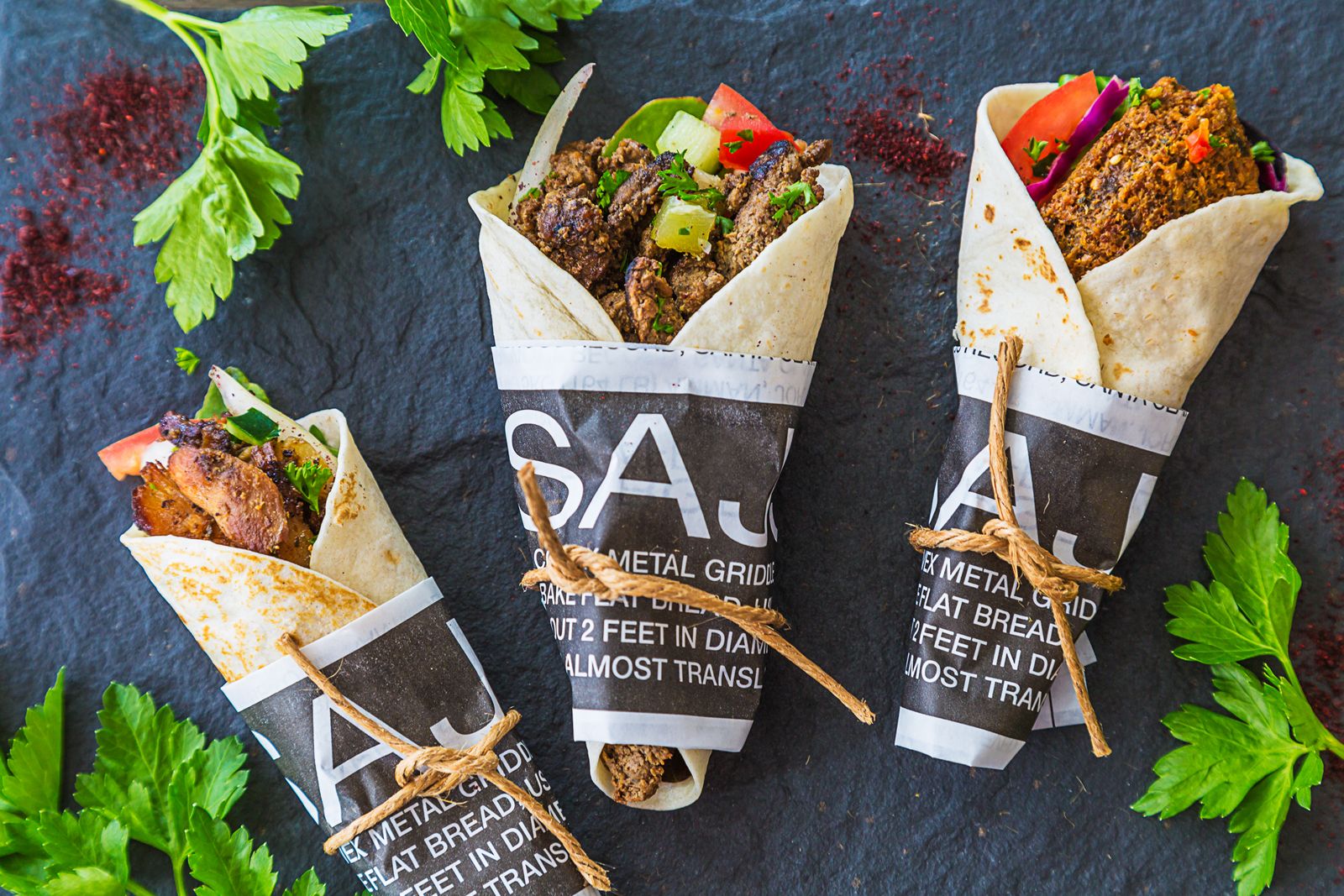 SAJJ Mediterranean conclut un partenariat avec les cuisines locales et lance un nouveau concept de `` cuisine SAJJ '' SAJJ Mediterranean s'est associé à Local Kitchens, un concept pionnier de halles alimentaires numériques, pour lancer sa première cuisine SAJJ à Cupertino, en Californie.