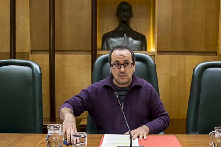 Le conseiller Alberto Cubero, sous un buste du roi Felipe VI.
