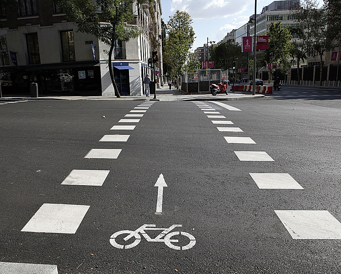 Image d'une piste cyclable traversant la route sur la rue Serrano.