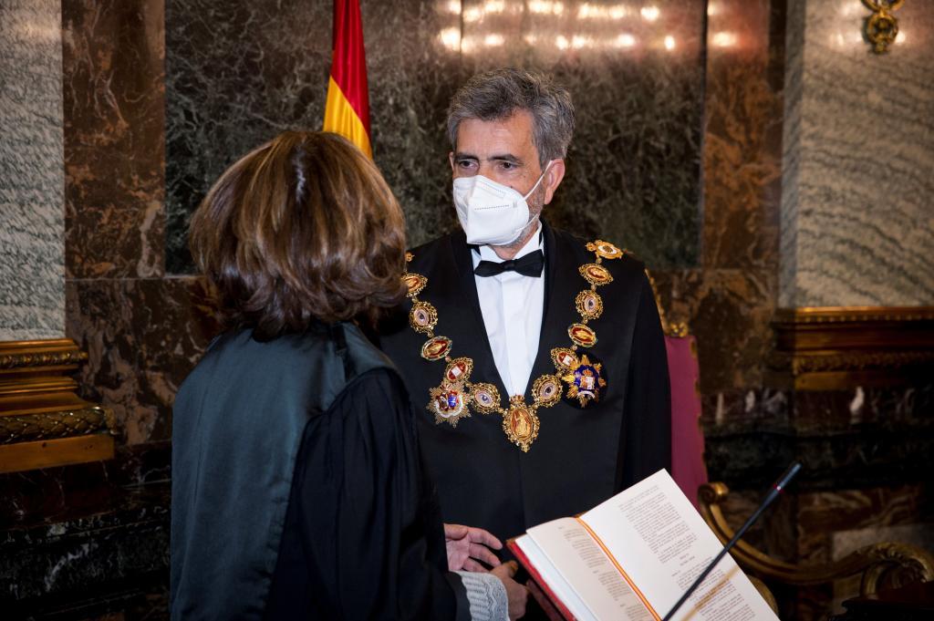 Carlos Lesmes s'entretient avec Dolores Delgado dans une posei