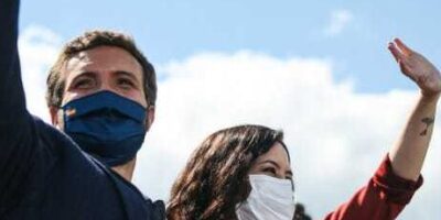 Casado attaque Iglesias: « Nous ne payons pas seulement la baby-sitter, mais aussi les voyous qui donnent des coups de pied à la police »