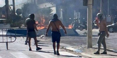 Une foule proteste contre la mort de deux personnes noyées à La Linea