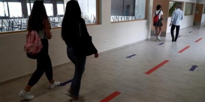 Cela proposera à l&rsquo;ACSC que les masques, la distance et les «  groupes de bulles  » soient maintenus dans les écoles l&rsquo;année prochaine