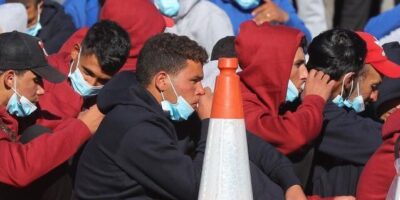 La course d&rsquo;obstacles des immigrés clandestins due au vaccin en Espagne: « La santé en Espagne n&rsquo;est pas universelle »