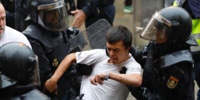 L&rsquo;Audiencia de Barcelone maintient l&rsquo;accusation contre 40 policiers pour les charges de 1-O