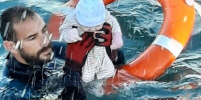 La garde civile qui a sauvé un bébé dans les eaux de Ceuta: « Il était gelé, froid, il ne faisait pas de gestes … »