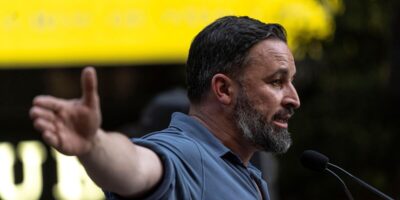 Des centaines de radicaux se rassemblent devant l&rsquo;hôtel de Ceuta où se trouvait Abascal et boycottent la loi Vox