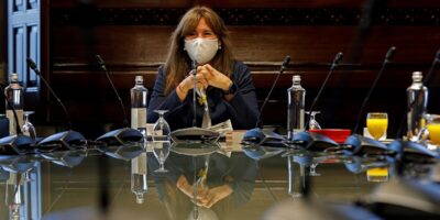 Laura Borrs plante les forces armées, accuse le roi de « répresseur » et demande à l&rsquo;armée « d&rsquo;abandonner » son quartier général à Barcelone