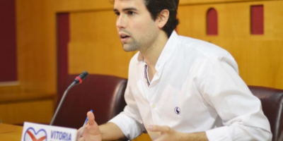 «Quand j&rsquo;ai dit que j&rsquo;étais du PP, ils m&rsquo;ont jeté une bière sur moi et j&rsquo;ai reçu une claque», explique le jeune homme attaqué par un groupe radical à Vitoria.