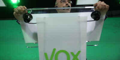 Vox dénonce que l&rsquo;exécutif andalou ne respecte pas ses accords signés avec le PP et exige des élections