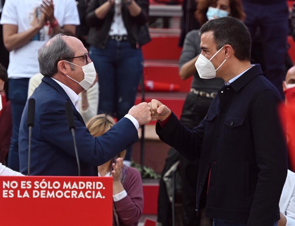 Ángel Gabilondo et Pedro Sánchez, lors de la réunion finale du PSOE.