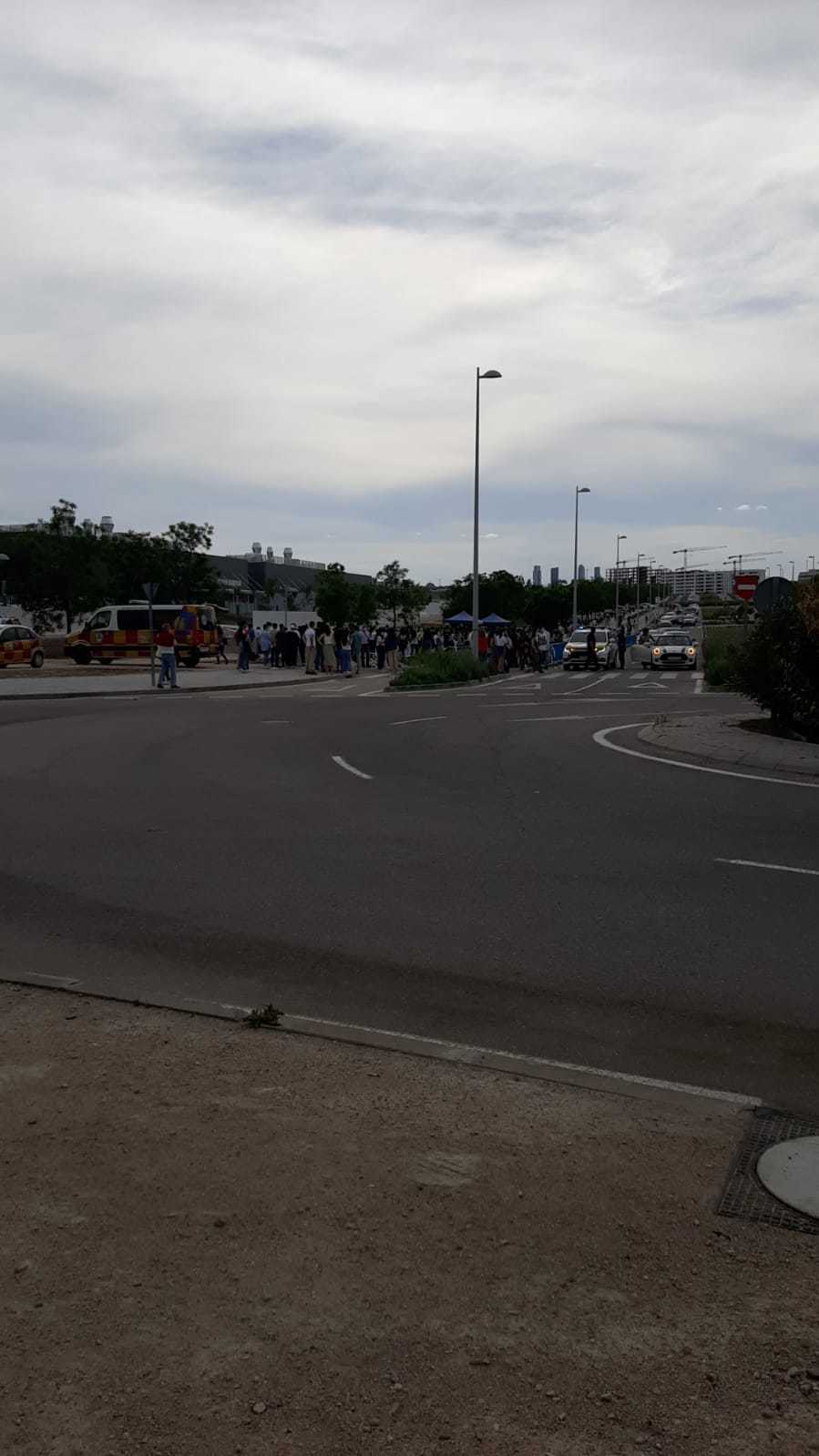 Les étudiants attendent d'entrer à l'hôpital Isabel Zendal.