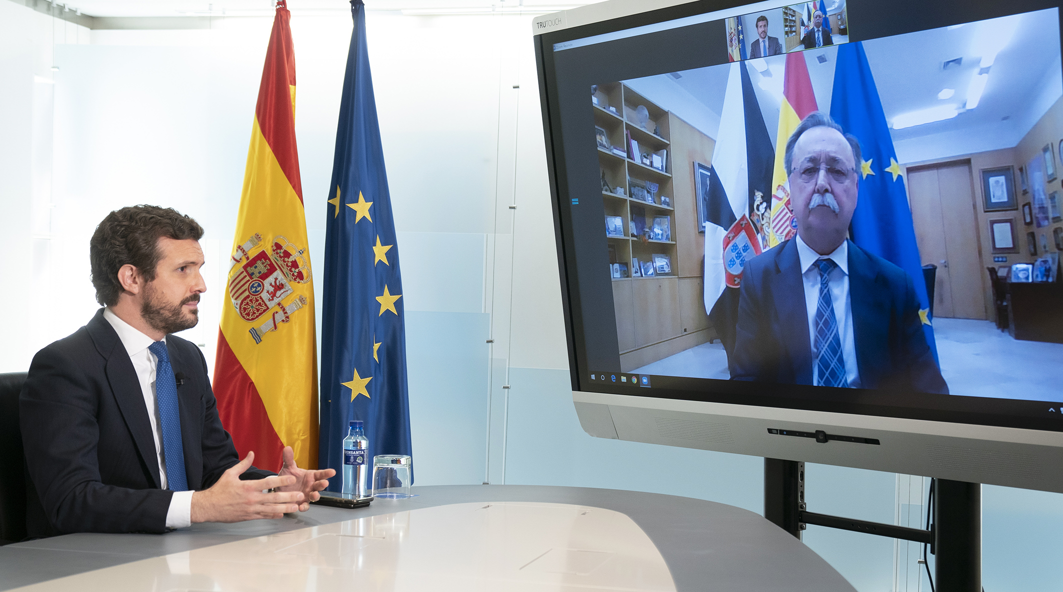 Pablo Casado, en visioconférence avec le président de Ceuta.