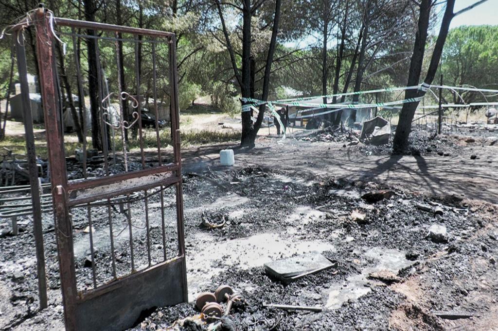Vestiges des cabanes qui ont complètement brûlé dans l'incendie ce matin enregistré dans la colonie d'El Bosque, à Lucena del Puerto.
