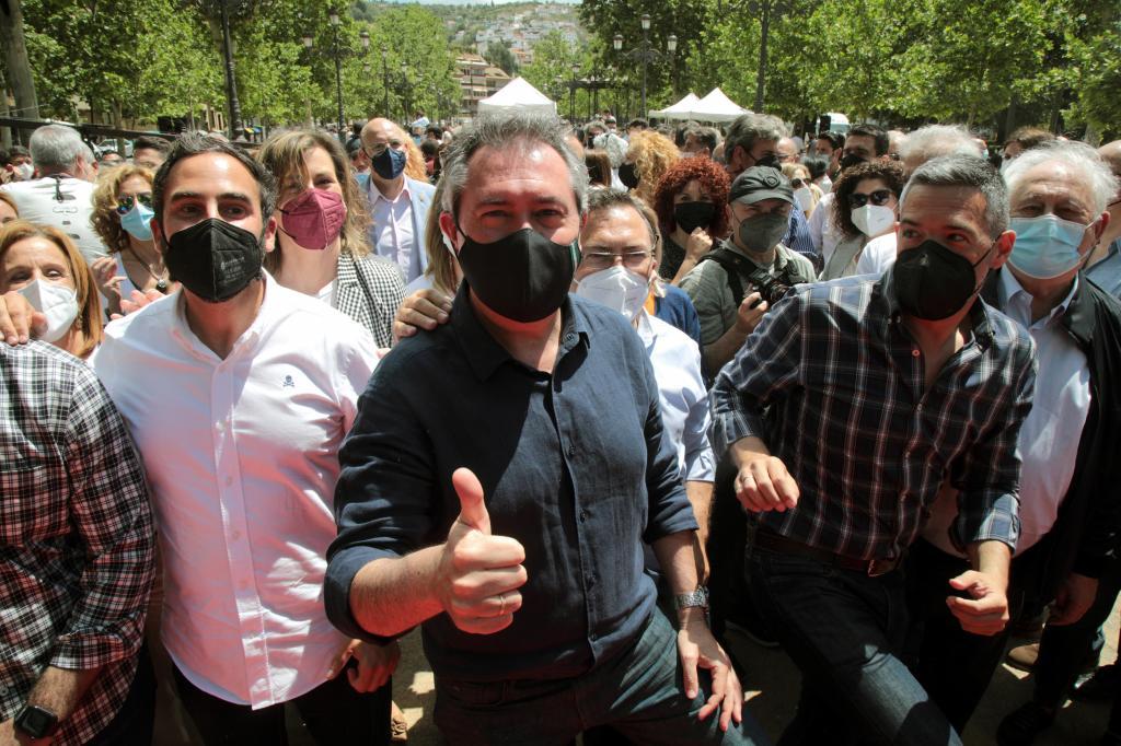 Le maire de Séville et candidat aux primaires du PSOE andalou, Juan Espadas, entouré de partisans ce dimanche lors de la présentation