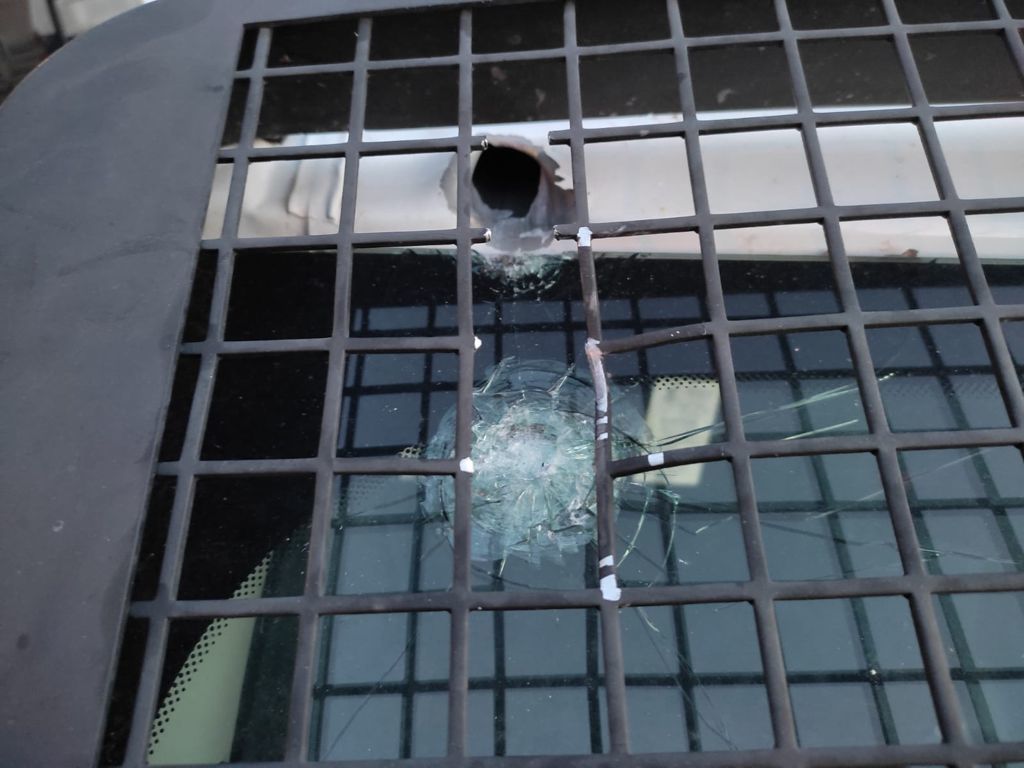 Impact des balles sur la vitre de la camionnette