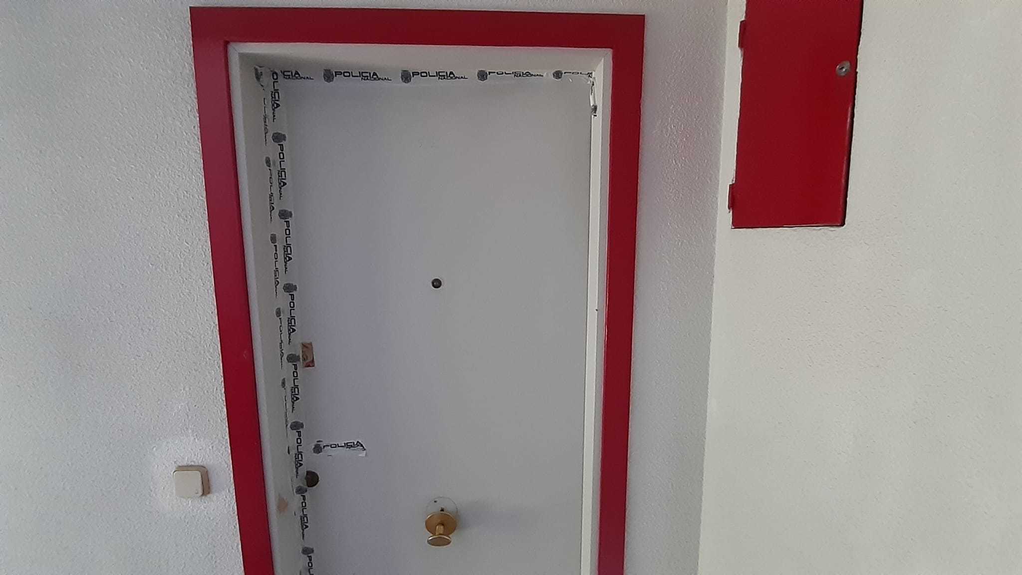 La porte de la maison de la vieille femme scellée par la police