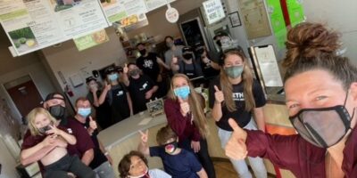 Juice It Up!  College Station s&rsquo;associe à la communauté pour faire don de plus de 1000 bols d&rsquo;açaí aux travailleurs de la santé