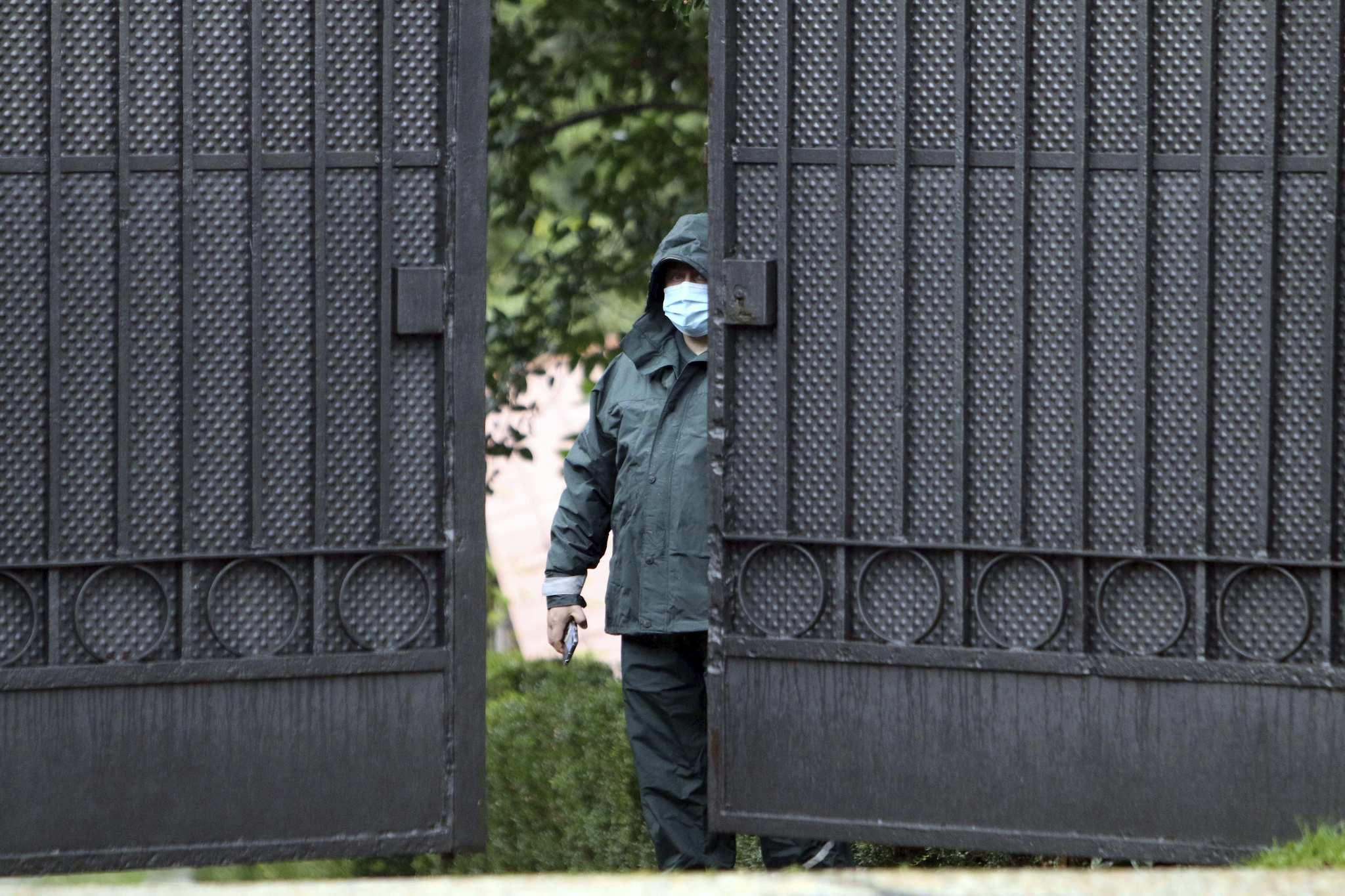 Un homme à la porte du Pazo de Meir