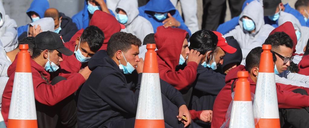 Immigrants arrivant par bateau au port d'Arguinegu