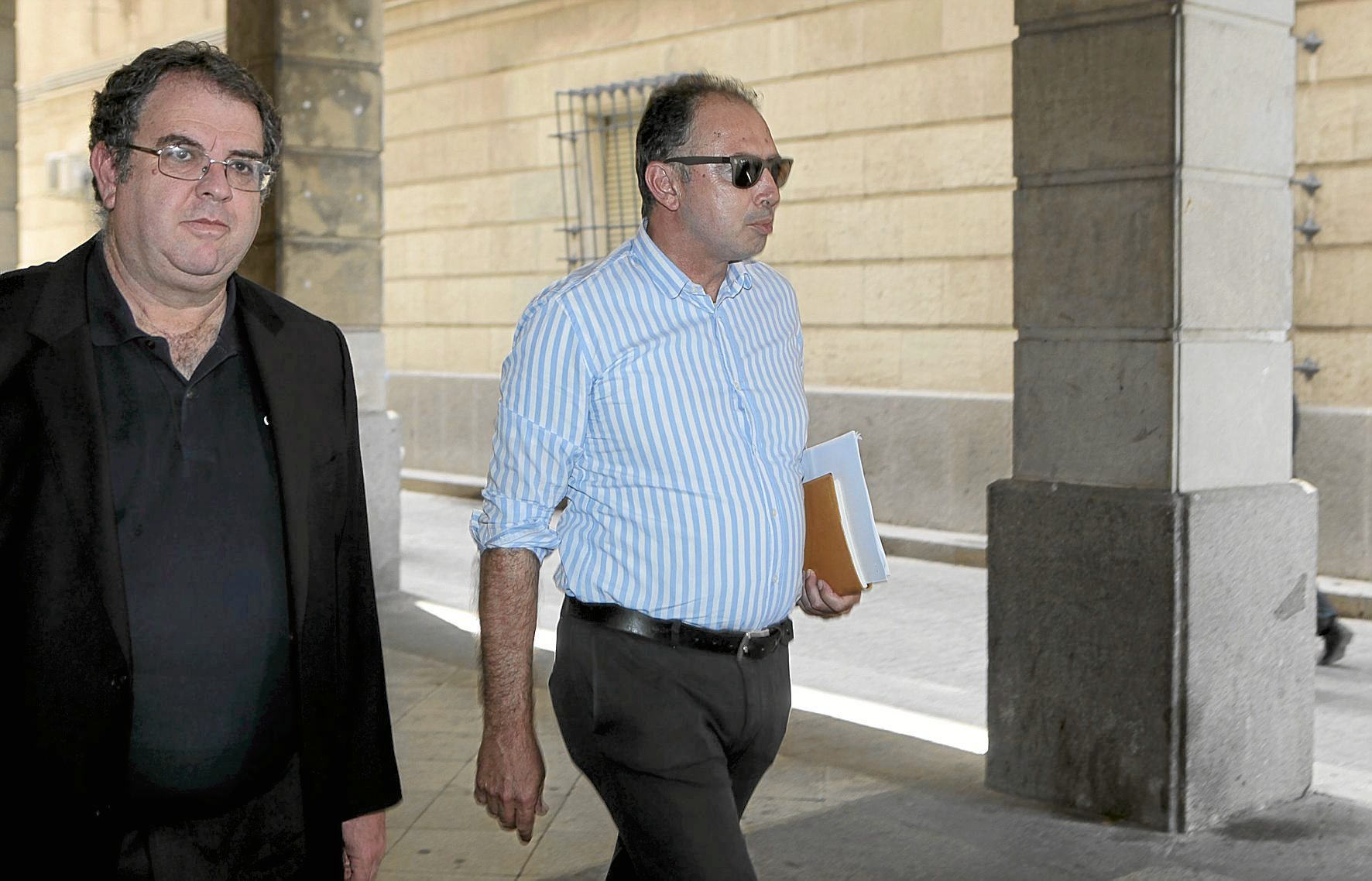Daniel Alberto Rivera, à droite, avec son avocat, devant les tribunaux de Séville.