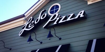 Le gouverneur du Maryland, Larry Hogan, annonce des «  VACCINS PIZZA 4 GRATUITS  » à Ledo Pizza