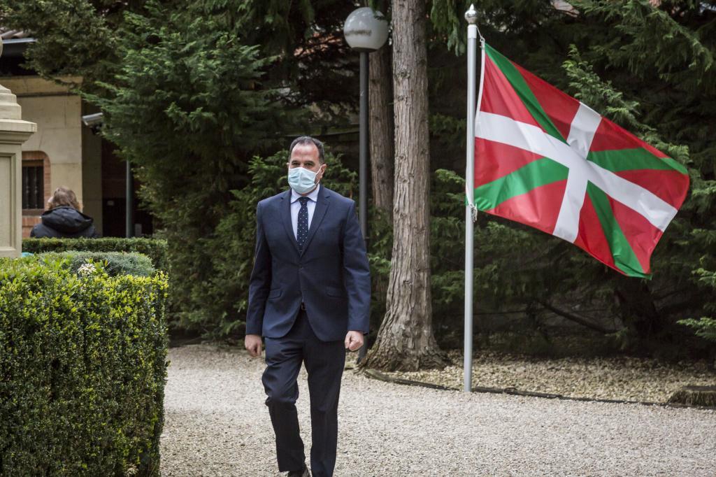 Le président du PP Carlos Iturgaiz dans le palais d'Ajuria Enea avant une réunion