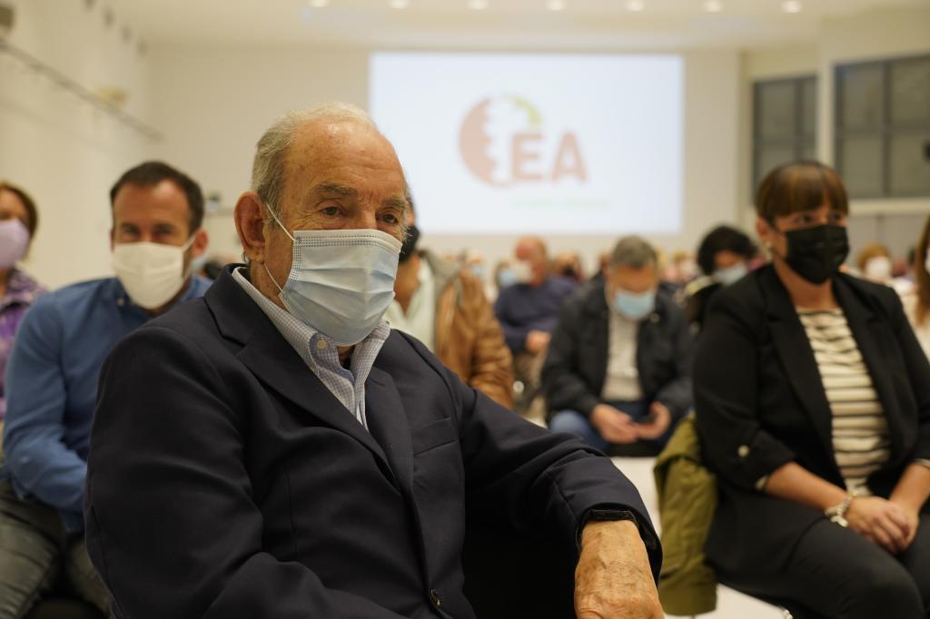 Le lehendakari et l'ancien président de l'EA Carlos Garaikoetxea lors de la réunion
