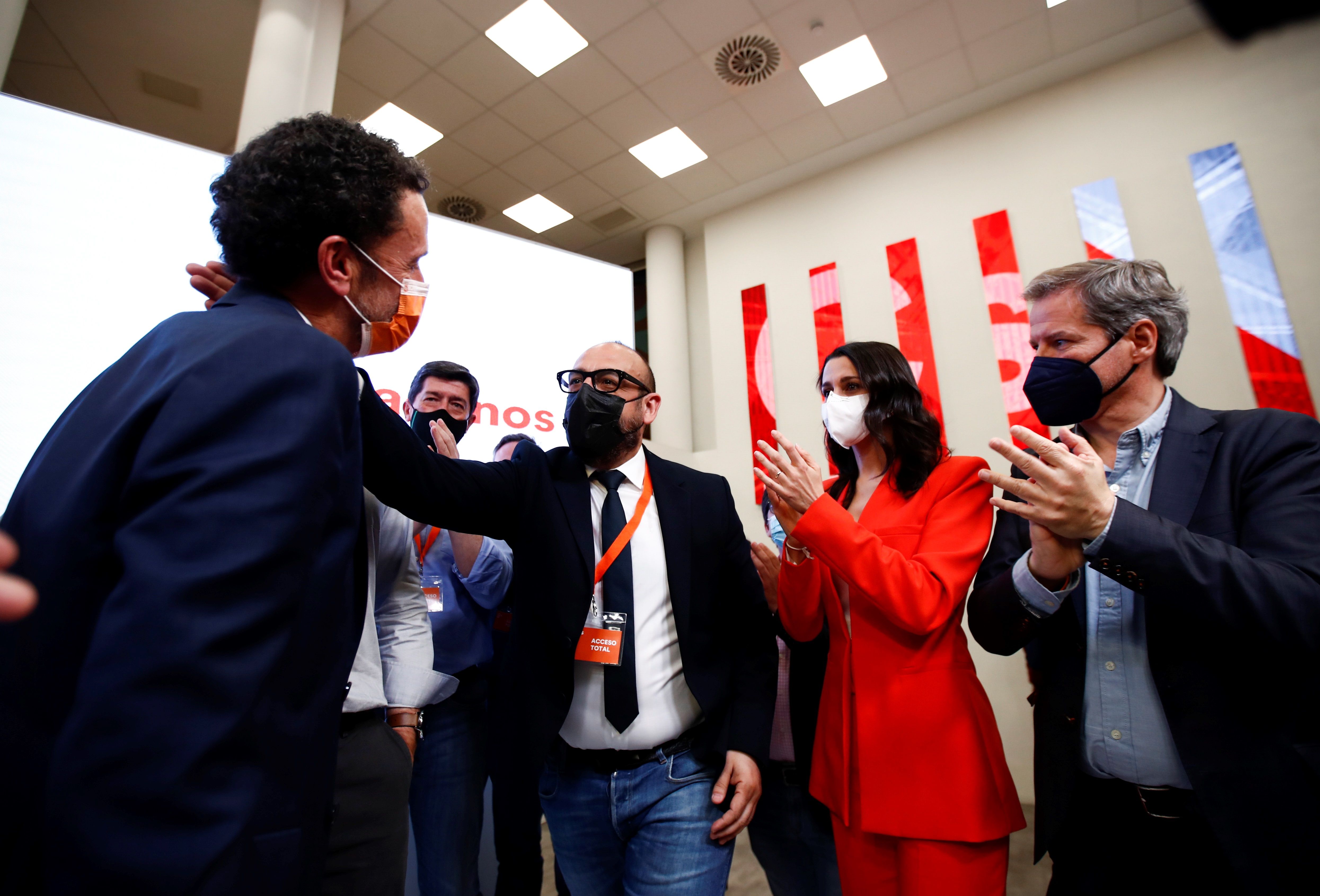 Inés Arrimadas applaudit Edmundo Bal.