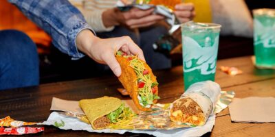 Les fans se réjouissent alors que Taco Bell ramène le poulet nu Chalupa pour perturber la guerre des poulets le 20 mai