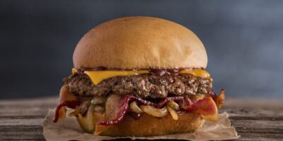 MOOYAH Burgers, Fries & Shakes présente les tranches de cheddar Tillamook à travers le Texas et la Louisiane