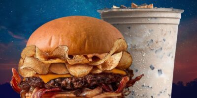 MOOYAH Burgers, Fries & Shakes ramène le Burger au feu de camp préféré des fans et S&rsquo;mores Shake pour la célébration estivale «Camp MOOYAH»