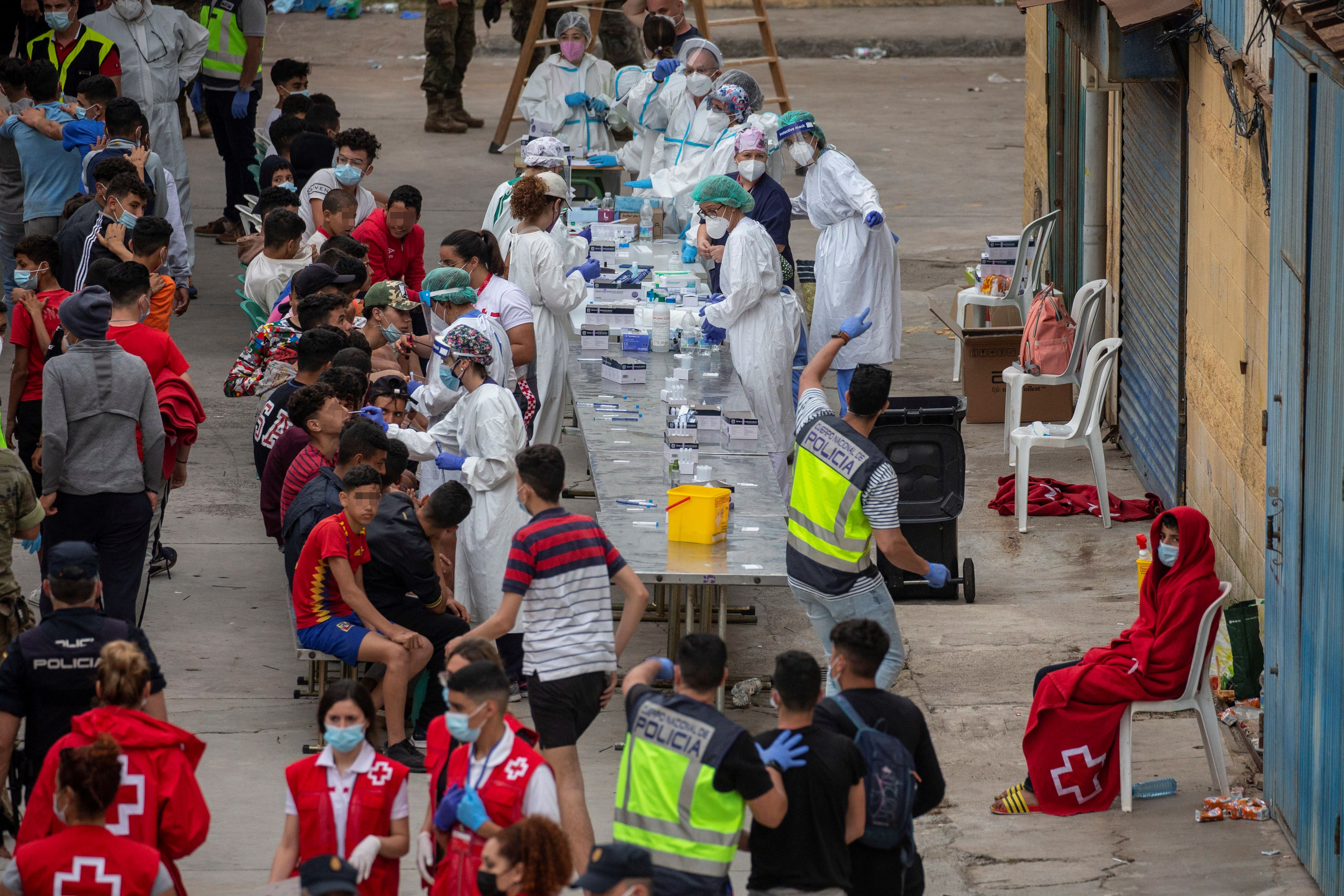 Des dizaines de mineurs arrivés seuls à Ceuta sont testés pour Covid.