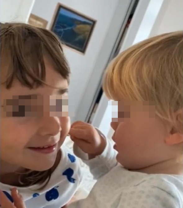 Anna et Olivia, dans une image diffusée par leur mère.