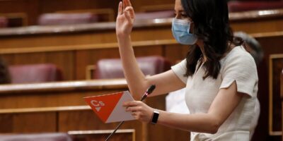 Les citoyens font pression sur le gouvernement pour qu&rsquo;il leur permette de sortir sans masque dans les espaces extérieurs