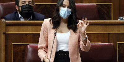 La relation entre le gouvernement et les citoyens touche le fond : Calvo accuse Arrimadas d&rsquo;inspirer l&rsquo;extrême droite