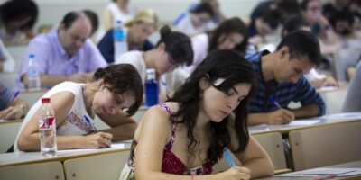 Plus de 250 000 enseignants sont examinés dans toute l&rsquo;Espagne lors des premiers examens de la pandémie