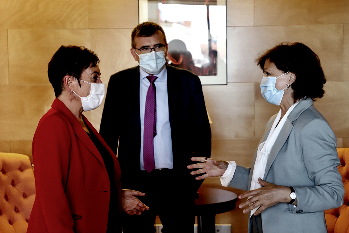 Carmen Calvo, avec la porte-parole de Bildu au Congrès, Mertxe Aizpurua, en septembre 2020.