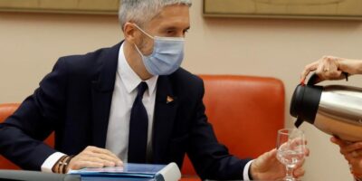 Marlaska sur le &lsquo;coup de pied dans la porte&rsquo; : « Nous ne donnons pas d&rsquo;instructions illégales »