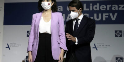 Aznar souligne qu&rsquo;Ayuso est « la figure la plus pertinente », il voit Casado avec « des conditions pour un leadership brillant » et à propos des hommes d&rsquo;affaires et des évêques, il dit qu&rsquo;il « le souligne »