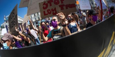 Des organisations féministes manifestent contre la loi trans : « Irene Montero, démission !