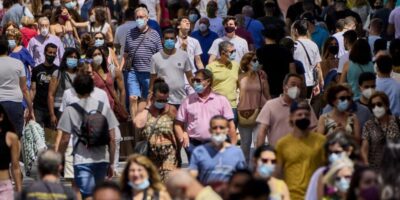 Ode aux masques dans les rues : « Syndrome de Stockholm ? Il est plus sûr de continuer à les porter »